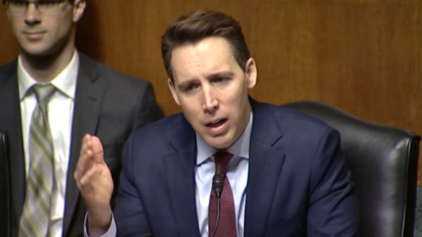 Senador Josh Hawley prohibirá a los empleados federales el uso de la aplicación china TikTok. (Imagen captura de pantalla vía Youtube)
