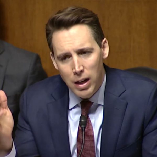 Senador Josh Hawley prohibirá a los empleados federales el uso de la aplicación china TikTok. (Imagen captura de pantalla vía Youtube)