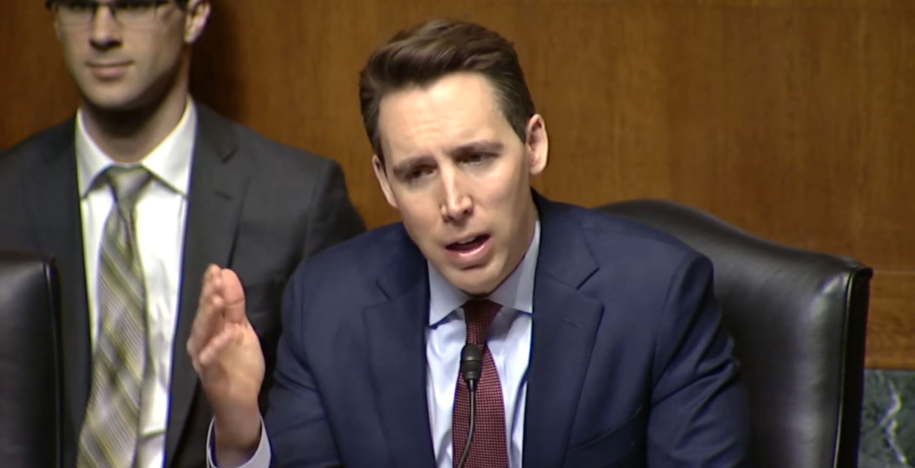 Senador Josh Hawley prohibirá a los empleados federales el uso de la aplicación china TikTok. (Imagen captura de pantalla vía Youtube)