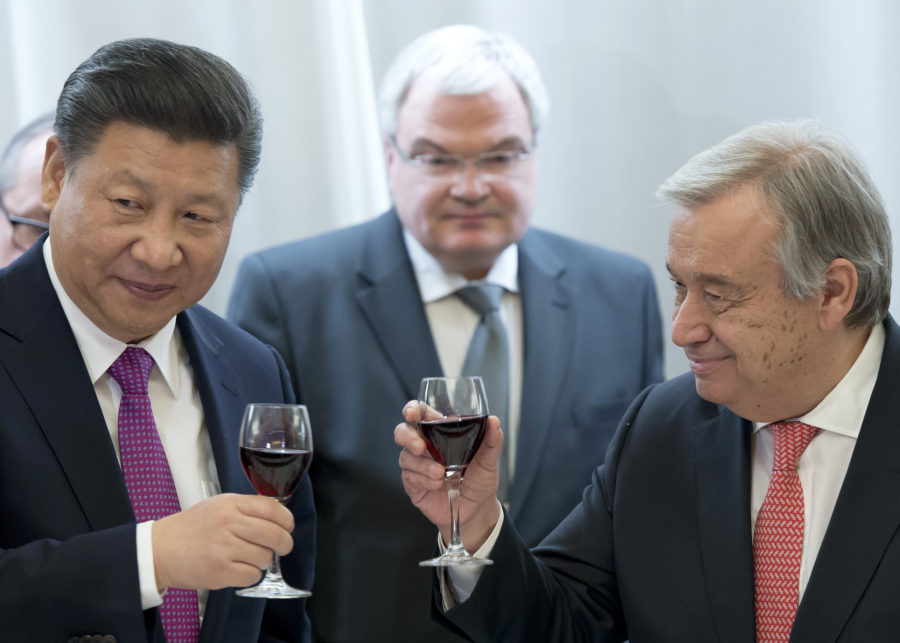 El Secretario General Antonio Guterres ( derecha ) con Xi Jinping ( izquierda ) Presidente de la República Popular China, durante una cena ofrecida por el Secretario General en honor del Presidente de la República Popular China. 18 de enero de 2017. Foto ONU / Jean-Marc Ferré