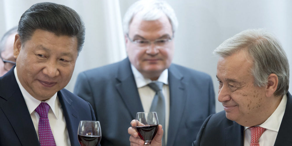 El Secretario General Antonio Guterres ( derecha ) con Xi Jinping ( izquierda ) Presidente de la República Popular China, durante una cena ofrecida por el Secretario General en honor del Presidente de la República Popular China. 18 de enero de 2017. Foto ONU / Jean-Marc Ferré