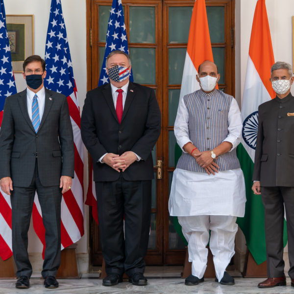 El Secretario de Estado Michael R. Pompeo y el Secretario de Defensa Mark Esper participan en la Sesión Plenaria del Diálogo Ministerial entre Estados Unidos e India con el Ministro de Asuntos Exteriores de la India, Dr. Subrahmanyam Jaishankar, y el Ministro de Defensa de la India, Rajnath Singh, en Nueva Delhi, India, el 27 de octubre de 2020. [Foto del Departamento de Estado por Ron Przysucha/ Dominio Público] Traducción realizada con la versión gratuita del traductor www.DeepL.com/Translator