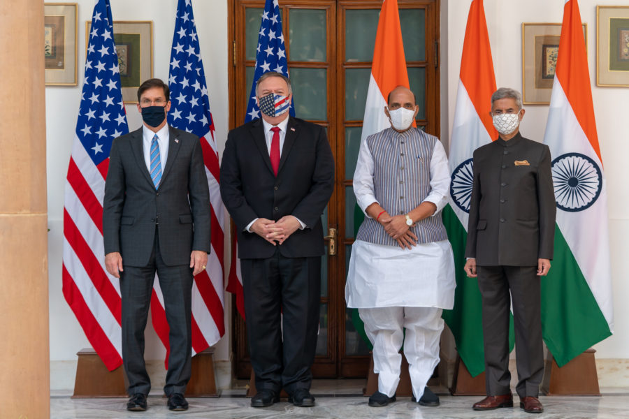 El Secretario de Estado Michael R. Pompeo y el Secretario de Defensa Mark Esper participan en la Sesión Plenaria del Diálogo Ministerial entre Estados Unidos e India con el Ministro de Asuntos Exteriores de la India, Dr. Subrahmanyam Jaishankar, y el Ministro de Defensa de la India, Rajnath Singh, en Nueva Delhi, India, el 27 de octubre de 2020. [Foto del Departamento de Estado por Ron Przysucha/ Dominio Público] Traducción realizada con la versión gratuita del traductor www.DeepL.com/Translator