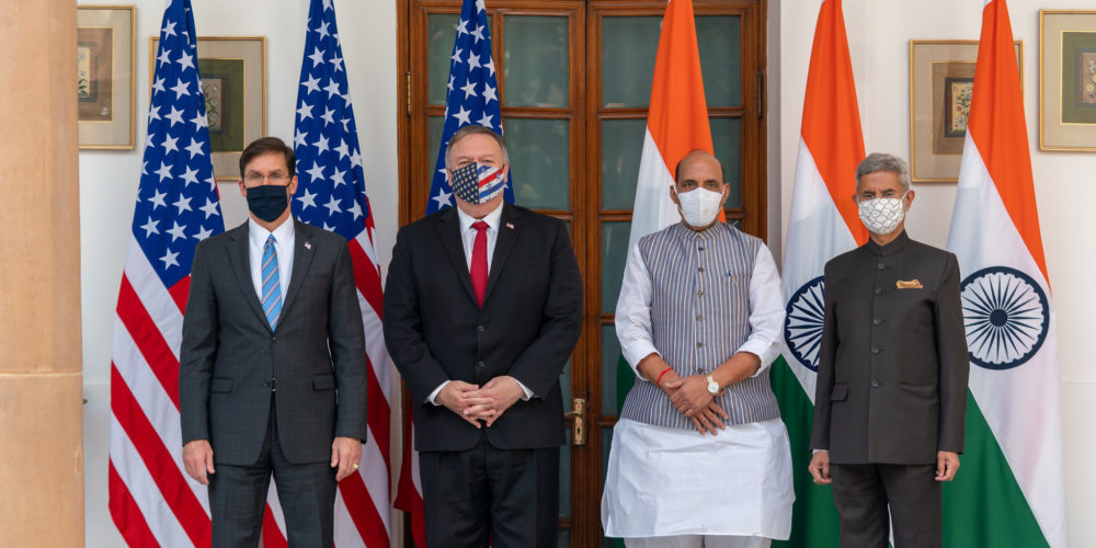 El Secretario de Estado Michael R. Pompeo y el Secretario de Defensa Mark Esper participan en la Sesión Plenaria del Diálogo Ministerial entre Estados Unidos e India con el Ministro de Asuntos Exteriores de la India, Dr. Subrahmanyam Jaishankar, y el Ministro de Defensa de la India, Rajnath Singh, en Nueva Delhi, India, el 27 de octubre de 2020. [Foto del Departamento de Estado por Ron Przysucha/ Dominio Público] Traducción realizada con la versión gratuita del traductor www.DeepL.com/Translator