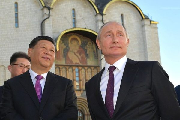 El presidente ruso Vladimir Putin con el presidente de la República Popular China Xi Jinping durante una gira por el Kremlin de Moscú en junio de 2019. (Foto el Kremlin, licencia Creative Commons).