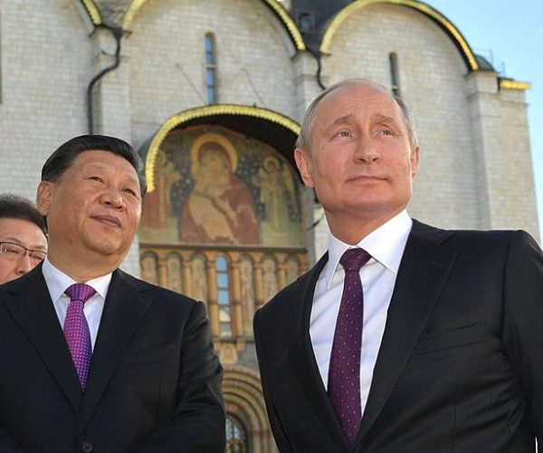 El presidente ruso Vladimir Putin con el presidente de la República Popular China Xi Jinping durante una gira por el Kremlin de Moscú en junio de 2019. (Foto el Kremlin, licencia Creative Commons).