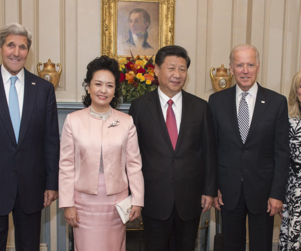 El secretario de Estado de EE.UU. John Kerry posa para una foto con la segunda dama de EE.UU., la Dra. Jill Biden, el vicepresidente de EE.UU. Joe Biden, el presidente chino Xi Jinping y la esposa del presidente, Peng Liyuan, antes de un almuerzo en honor del presidente chino en el Departamento de Estado de EE.UU. en Washington, D.C., el 25 de septiembre de 2015. [Foto del Departamento de Estado/Dominio Público]