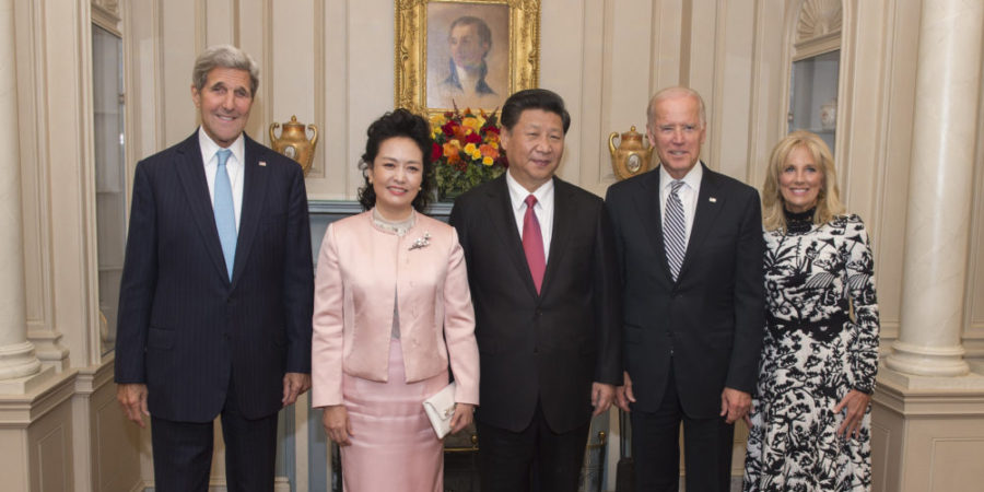 El secretario de Estado de EE.UU. John Kerry posa para una foto con la segunda dama de EE.UU., la Dra. Jill Biden, el vicepresidente de EE.UU. Joe Biden, el presidente chino Xi Jinping y la esposa del presidente, Peng Liyuan, antes de un almuerzo en honor del presidente chino en el Departamento de Estado de EE.UU. en Washington, D.C., el 25 de septiembre de 2015. [Foto del Departamento de Estado/Dominio Público]