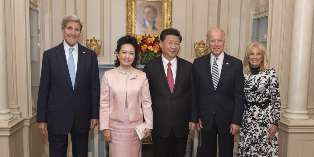 El secretario de Estado de EE.UU. John Kerry posa para una foto con la segunda dama de EE.UU., la Dra. Jill Biden, el vicepresidente de EE.UU. Joe Biden, el presidente chino Xi Jinping y la esposa del presidente, Peng Liyuan, antes de un almuerzo en honor del presidente chino en el Departamento de Estado de EE.UU. en Washington, D.C., el 25 de septiembre de 2015. [Foto del Departamento de Estado/Dominio Público]