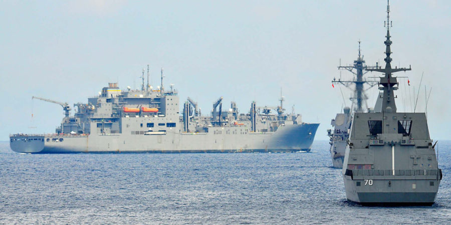 Buques estadounidenses y de Singapur durante maniobras en el Mar del Sur de China en 2010. (Foto del Departamento de Defensa por el Especialista en Comunicación de Masas de 2ª Clase David A. Brandenburg, Marina de los EE.UU./Liberado via Flickr)