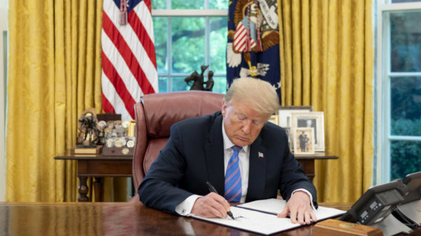 El presidente de los Estados Unidos, Donald J. Trump, en la sala oval de la Casa Blanca. Foto Casa Blanca via Flickr.