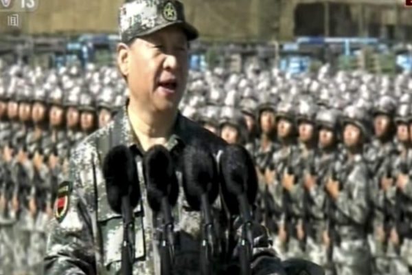 Xi Jinping, líder del Partido Comunista Chino durante un desfile militar el 31 de julio de 2017. Captura de pantalla de un vídeo de la televisión estatal china.