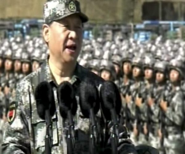 Xi Jinping, líder del Partido Comunista Chino durante un desfile militar el 31 de julio de 2017. Captura de pantalla de un vídeo de la televisión estatal china.