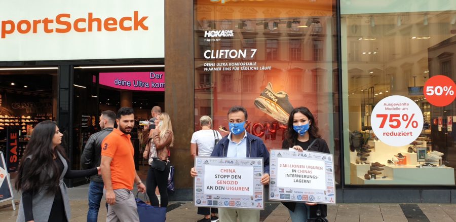 Dolkun Isa, presidente del Congreso Uigur, protesta contra la represión uigur en China agosto de 2020 en Alemania. (Foto Twitter)