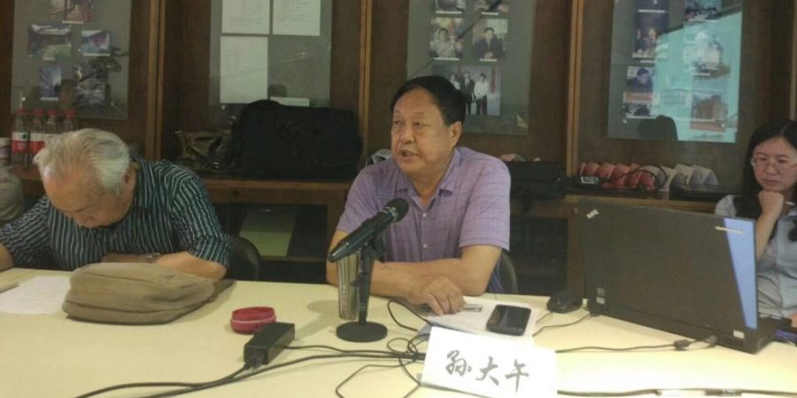 El Sr. Sun Dawu, famoso empresario y activista del estado de derecho, presenta su ideal de una China "de un Estado familiar a una verdadera república" en el Simposio Académico Quincenal de la Unirule. (Imagen Instituto de Economía vía Twitter)
