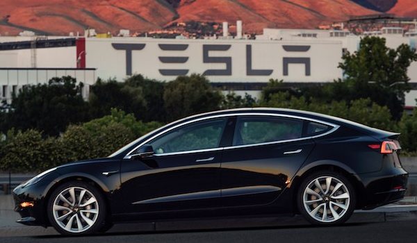 Imágen publicitaria de un vehiculo autónomo de Tesla. Autora foto: Victoria Rothstein.