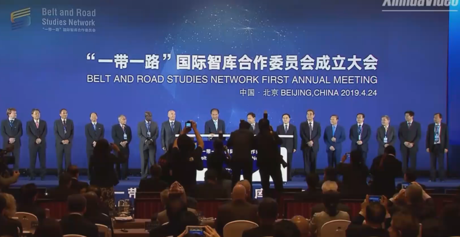 Foto de familia del primer Encuentro Anual de la Red de Estudios de la Franja y la Ruta en Pekín en 2019. Captura de pantalla de Xinhua.