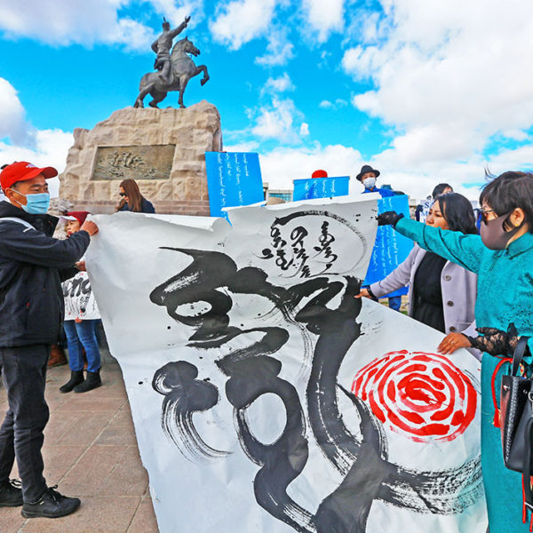 Mongoles protestan durante la visita de un oficial chino a Ulan Bator. (Foto Byambasuren Byamba-Ochir/EPA)