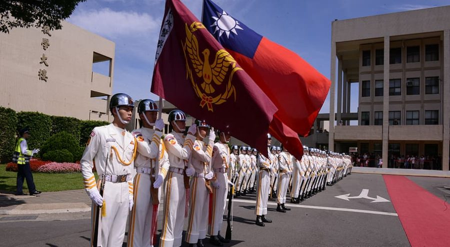 Taiwán, universidad de policía, bandera, guardia de honor, graduación, desfile, personas, arquitectura. Google Commons.