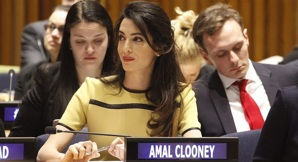 Amal Clooney, abogada, aporta pruebas, en calidad de testigo, para el informe sobre abusos de DD. HH. realizado por el Parlamento de Australia. (Foto: Creative Commons)