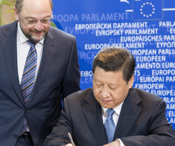 El presidente del Parlamento Europeo Martin Schulz recibe al dictador comunista chino Xi Jinping en Bruselas en 2014. Foto European Parliament.