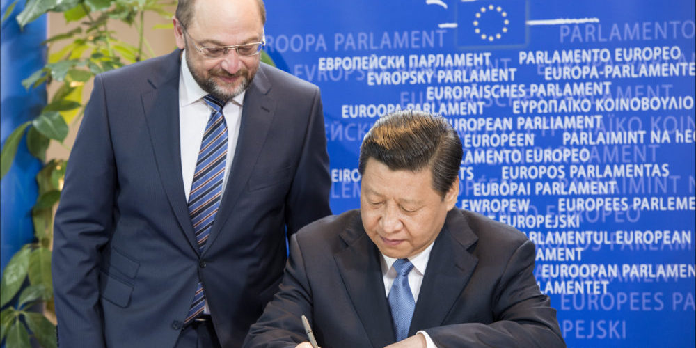 El presidente del Parlamento Europeo Martin Schulz recibe al dictador comunista chino Xi Jinping en Bruselas en 2014. Foto European Parliament.