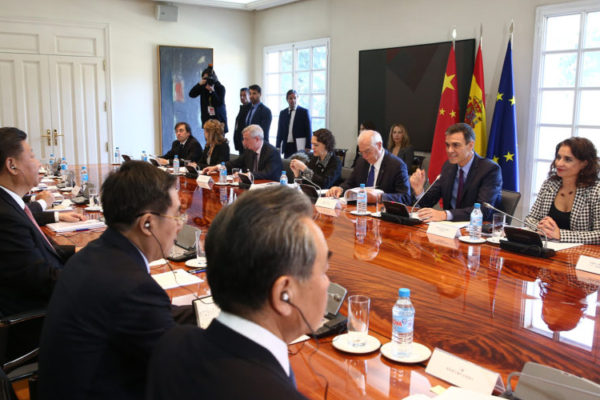 28/11/2018. El presidente del Gobierno, Pedro Sánchez, y el líder de la República Popular de China, Xi Jinping, al frente de las delegaciones de ambos países en una reunión de trabajo en La Moncloa. Foto: La Moncloa.