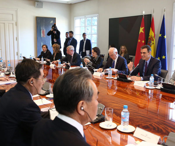 28/11/2018. El presidente del Gobierno, Pedro Sánchez, y el líder de la República Popular de China, Xi Jinping, al frente de las delegaciones de ambos países en una reunión de trabajo en La Moncloa. Foto: La Moncloa.