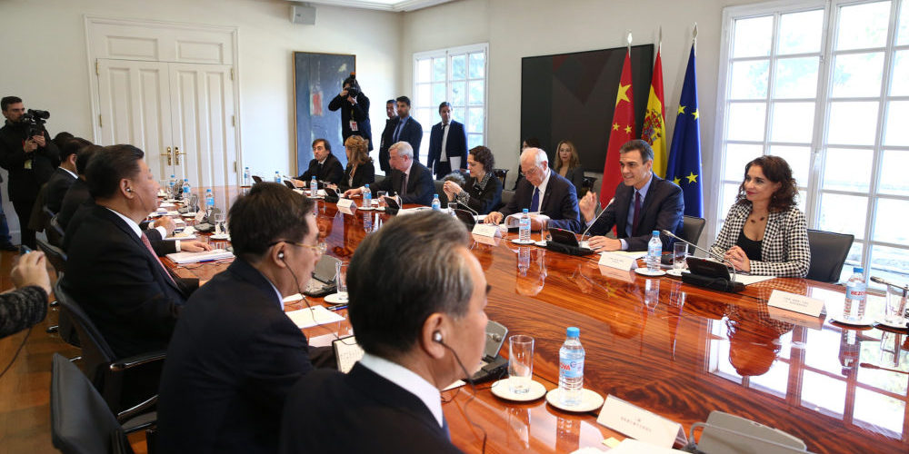 28/11/2018. El presidente del Gobierno, Pedro Sánchez, y el líder de la República Popular de China, Xi Jinping, al frente de las delegaciones de ambos países en una reunión de trabajo en La Moncloa. Foto: La Moncloa.