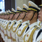 Marineros chinos en formación antes de la visita del Jefe de Operaciones Navales (CNO) Almirante John Richardson al cuartel general del Ejército de Liberación Popular (Marina) (PLA(N)) en Beijing el 14 de enero de 2019. Foto Departamento de Defensa de EE. UU. vía Flickr.