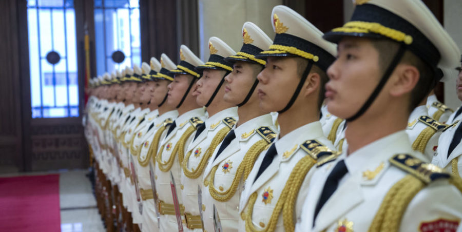 Marineros chinos en formación antes de la visita del Jefe de Operaciones Navales (CNO) Almirante John Richardson al cuartel general del Ejército de Liberación Popular (Marina) (PLA(N)) en Beijing el 14 de enero de 2019. Foto Departamento de Defensa de EE. UU. vía Flickr.