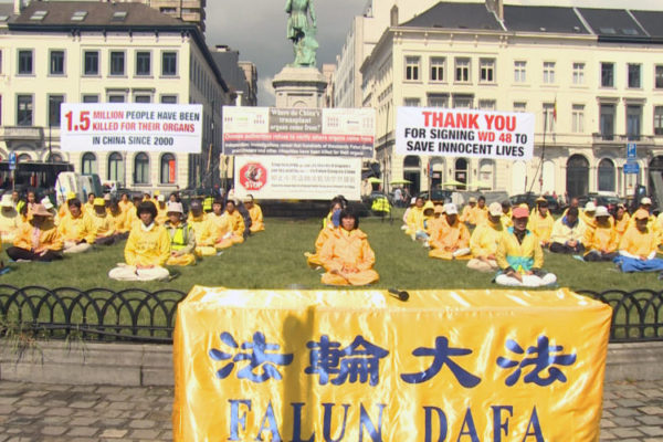 Manifestación de Falun Gong frente al Parlamento Europeo pidiendo el fin de la persecución. (Foto: Wikimedia)