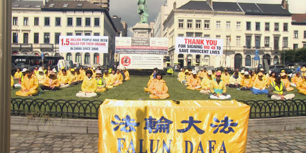 Manifestación de Falun Gong frente al Parlamento Europeo pidiendo el fin de la persecución. (Foto: Wikimedia)