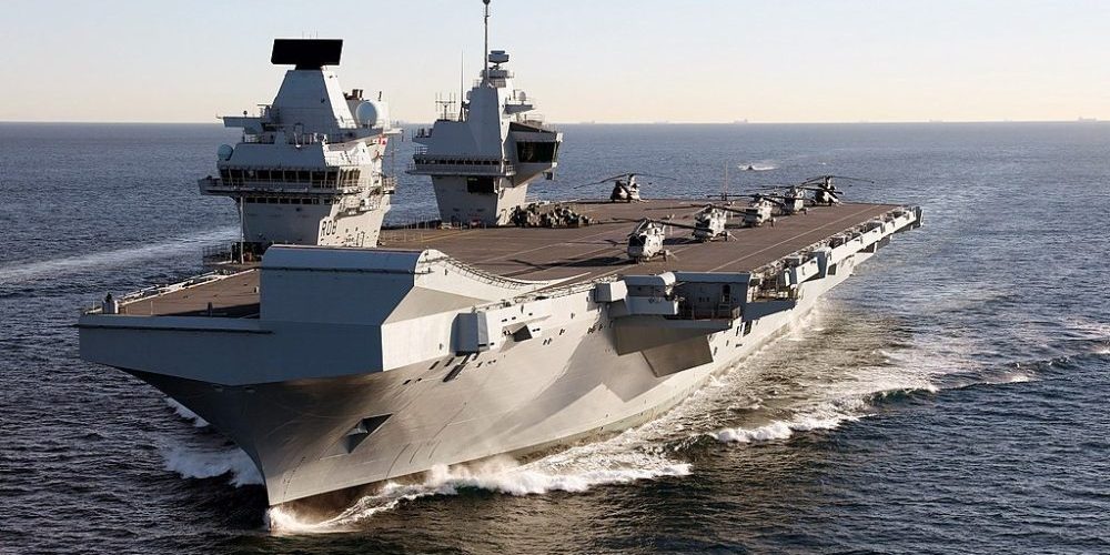 Vista aérea del portaaviones británico HMS Queen Elizabeth, en un ejercicio de maniobras. (Foto: Wikimedia Commons)