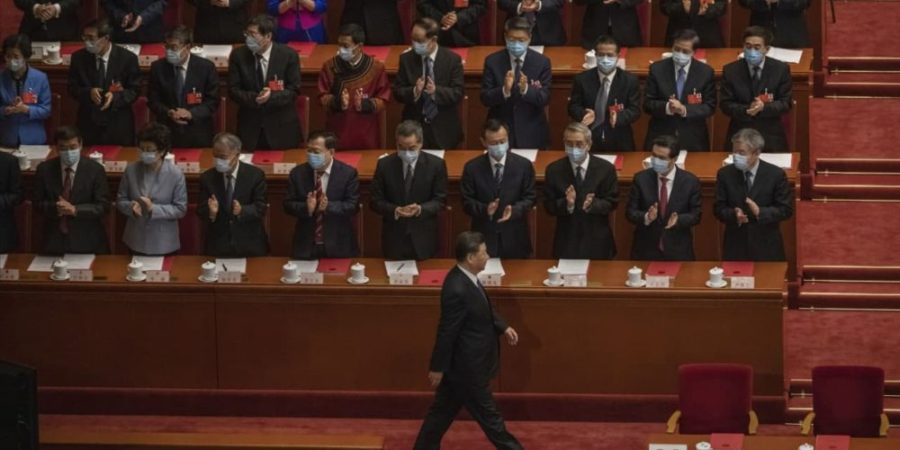 Xi Jinping caminando ante el Politburó del PCCh. Captura de pantalla NTD TV.