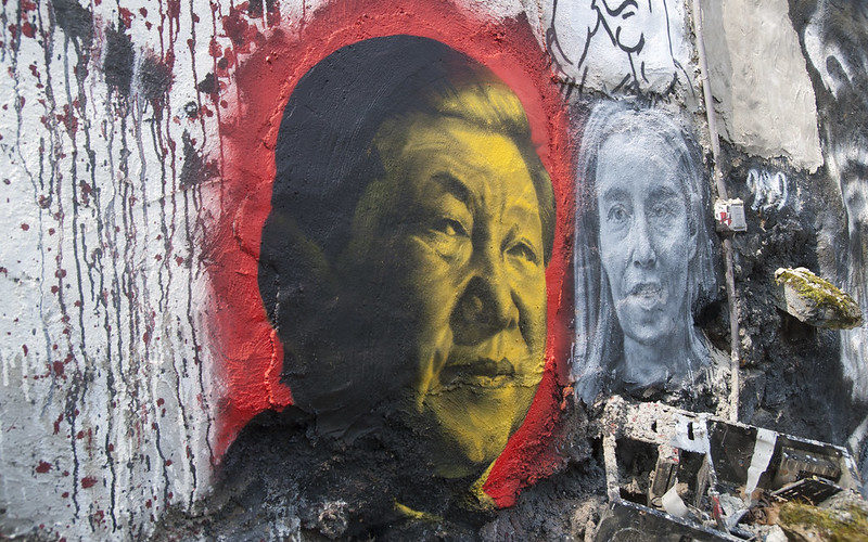 Retrato de Xi Jinping pintado en grafiti en un muro. Foto: Thierry Ehrmann vía Flickr