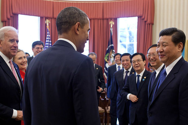 Joe Biden y Barack Obama reciben a Xi Jinping y su séquito en la Casa Blanca en 2012. Foto Casa Blanca vía Flickr.