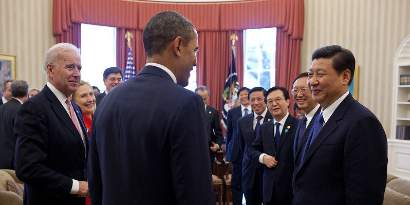 Joe Biden y Barack Obama reciben a Xi Jinping y su séquito en la Casa Blanca en 2012. Foto Casa Blanca vía Flickr.