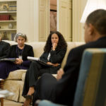 Anita Dunn en una reunión en la Casa Blanca con el presidente Obama en 2009. Foto Casa Blanca vía Flickr.