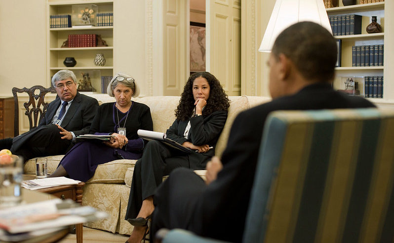 Anita Dunn en una reunión en la Casa Blanca con el presidente Obama en 2009. Foto Casa Blanca vía Flickr.