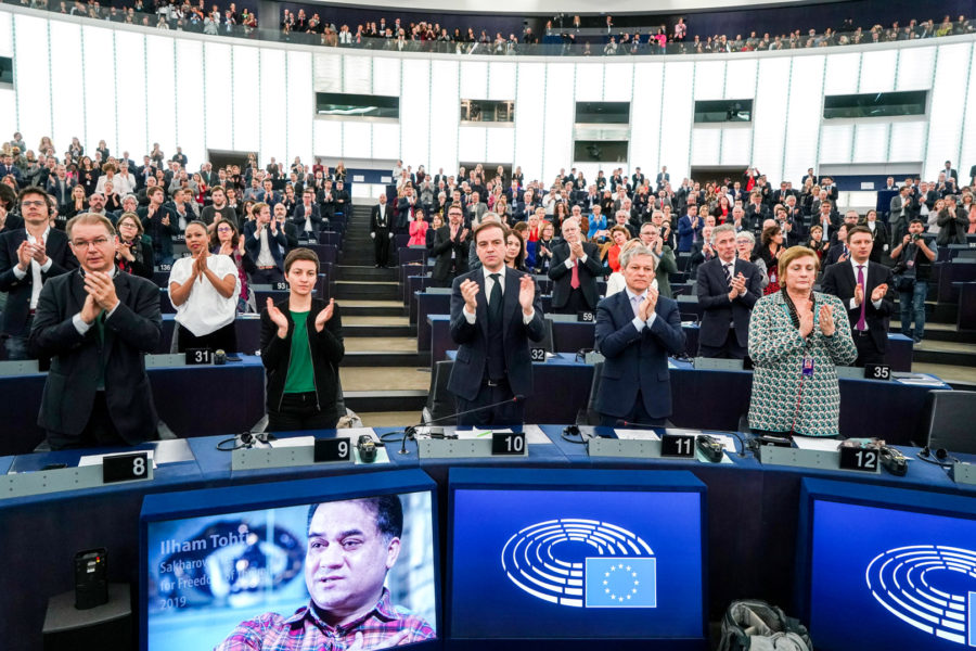 Premio Sájarov. El académico uigur y activista de derechos humanos Ilham Tohti, actualmente encarcelado de por vida en China, recibió el Premio Sájarov 2019 a la libertad de pensamiento. Lo recoge su hija Jewher Ilham de manos del presidente del PE, Sassoli. (Foto:Wikimedia)