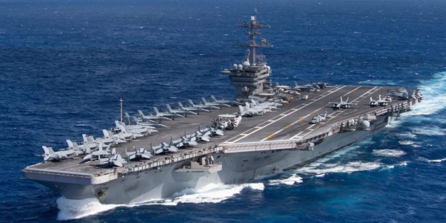 El portaaviones estadounidense Theodore Roosevelt Carrier Strike Group en un despliegue para entrenamiento programado en Indo -Pacífico. (Foto Wikimedia /Autor: la Marina de EE. UU)