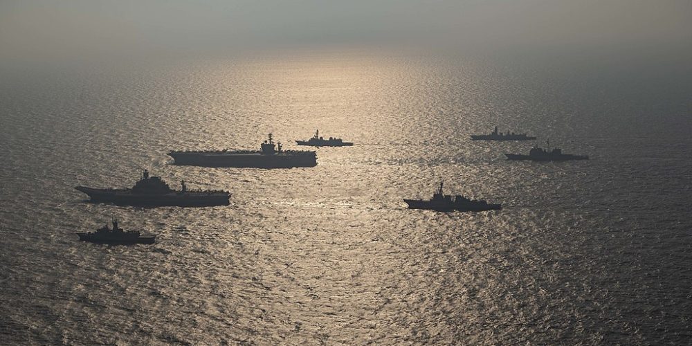 Barcos de la Real Armada Australiana, la Armada de la India, la Fuerza de Autodefensa Marítima de Japón y la Armada de los Estados Unidos participan en Malabar 2020. (U.S. Navy foto de Mass Communication Specialist 3rd Class Elliot Schaudt) 201117-N-NH257-1206. Licencia CC.