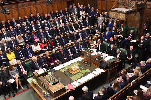 Pleno de la Cámara de los Comunes durante un debate en 2019. Foto Parlamento británico via Flickr.