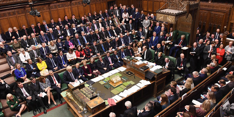 Pleno de la Cámara de los Comunes durante un debate en 2019. Foto Parlamento británico via Flickr.