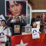 Un grupo de manifestantes piden la libertad de la lider Aung San Suu Kyi. (FotoVisualHunt /Autor:Totaloutnow)