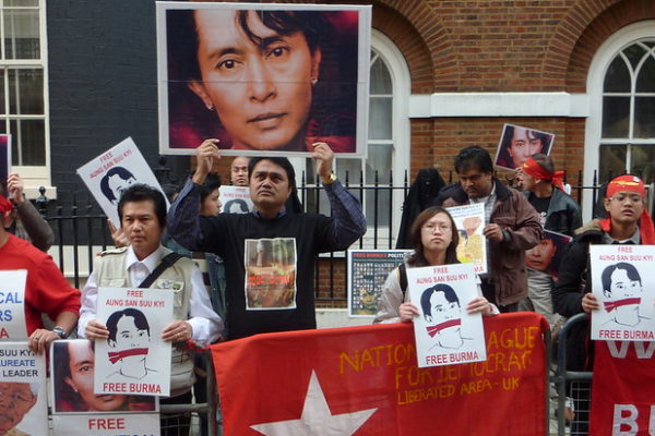 Un grupo de manifestantes piden la libertad de la lider Aung San Suu Kyi. (FotoVisualHunt /Autor:Totaloutnow)