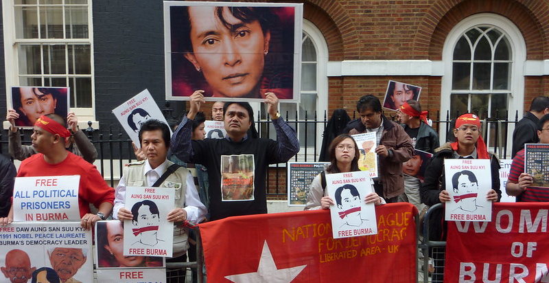 Un grupo de manifestantes piden la libertad de la lider Aung San Suu Kyi. (FotoVisualHunt /Autor:Totaloutnow)